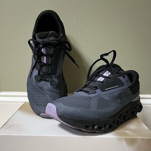 Women’s On Cloud Shoes - Size 9.5
